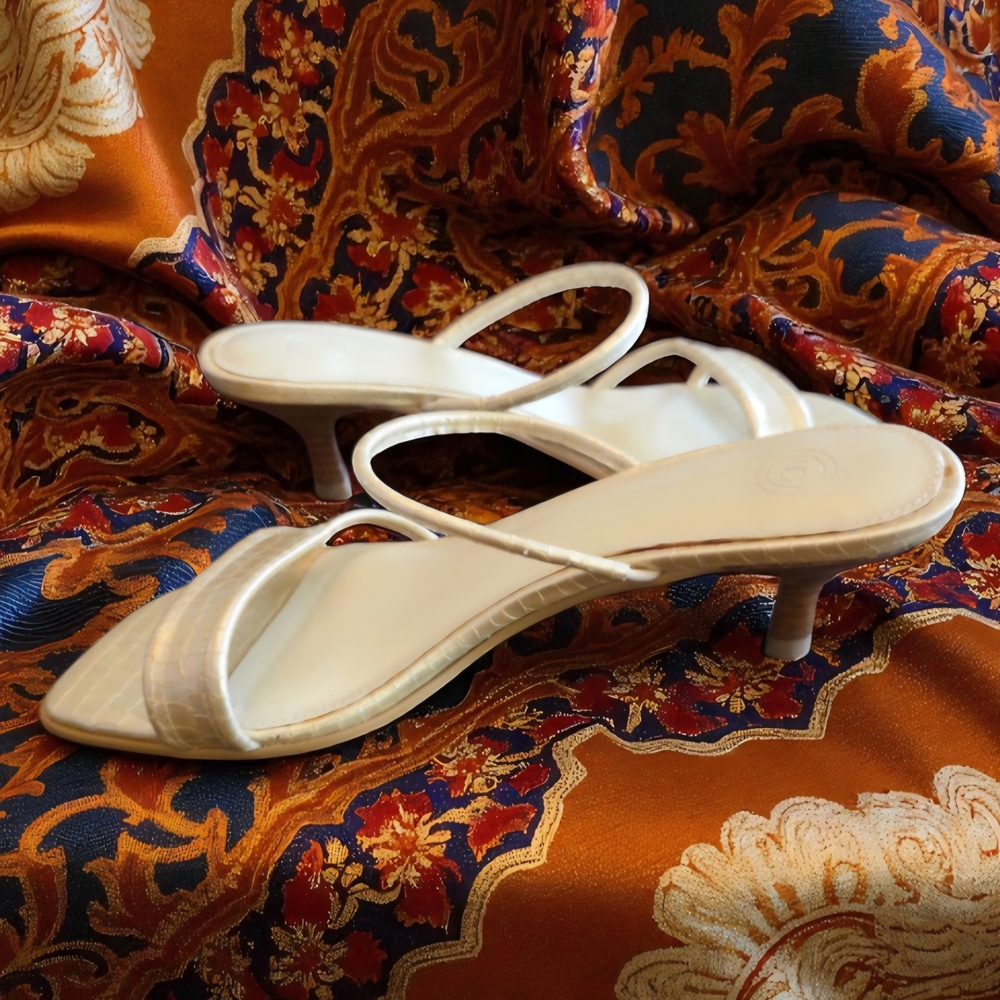 NWOT Urban Outfitters Cream Sandals - Picture 3 of 6